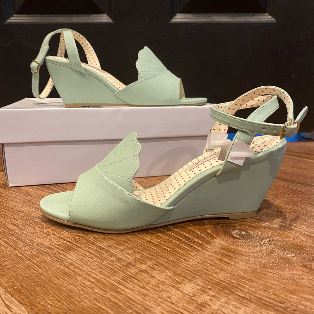 Mint retro wedges